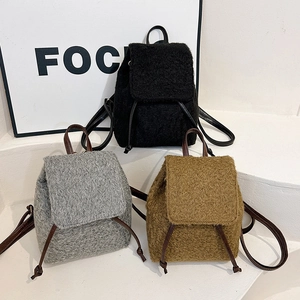 Ensemble de sacs à dos en laine minimalistes noir, gris et marron avec lanières