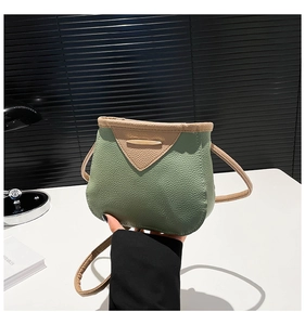 Détail du sac bandoulière vert pois avec rabat kaki et décoration en métal doré chic