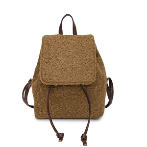 Sac à dos marron en laine duveteuse avec lanières en cuir et rabat à cordon style hiver