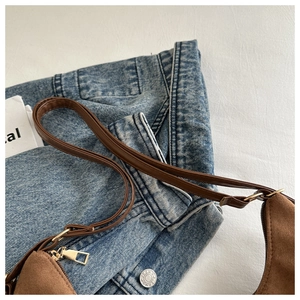 Detailansicht der braunen Wildleder-Hobo-Tasche mit goldenem Reißverschluss