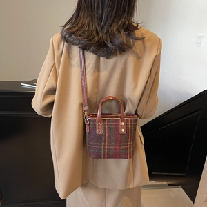 Retro plaid large bucket shoulder bag for women with leather trim in autumn style