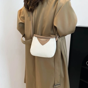 Sac à bandoulière bicolore crème et kaki avec accent métallique et sangle réglable