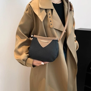 Sac bandoulière bicolore noir et kaki avec boucle dorée et texture cuir grainé