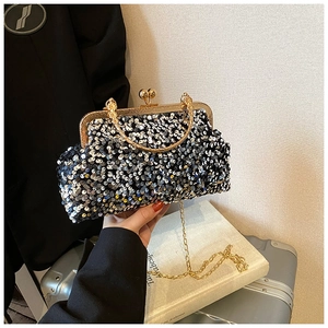 Détail des paillettes noires et argentées sur le sac de soirée élégant avec chaîne dorée