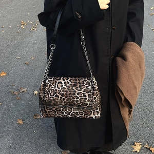 Winter stylish leopard print shoulder bag with chain strap and flap closure for women
