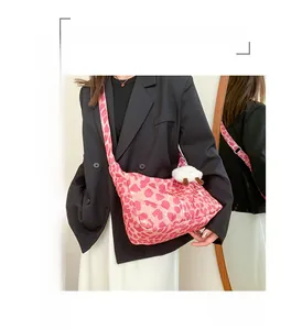 Sac bandoulière rose imprimé léopard avec pendentif agneau en peluche sur mannequin