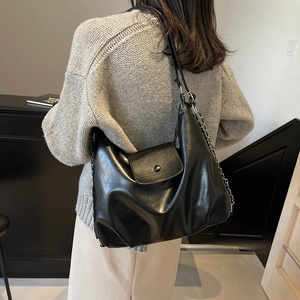 Retro large capacity black PU leather shoulder bag with chain strap for daily commuting