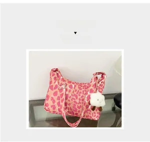 Sac fourre-tout rose léopard avec bandoulière réglable et pendentif mouton en peluche