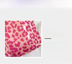 Gros plan sur la texture en toile léopard rose du grand sac cabas aux détails nets