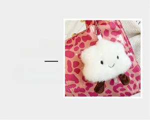 Détail du pendentif nuage en peluche blanche brodée sur un sac fourre-tout léopard rose