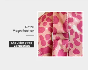 Détail du raccord de bandoulière du sac imprimé léopard rose avec anneau en métal
