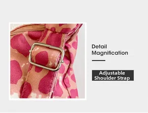 Vue détaillée de la boucle en métal argenté sur la bandoulière en toile léopard rose