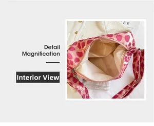 Vue détaillée de l'intérieur du sac léopard rose avec doublure beige et poche zippée