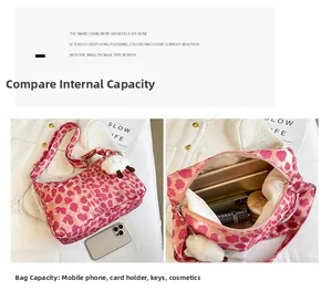 Vue intérieure du sac cœur léopard rose montrant sa grande capacité pour accessoires