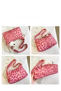 Détails du sac demi-lune rose léopard avec breloque nuage en peluche et bandoulière