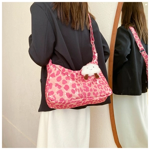Vue arrière du mannequin portant un sac fourre-tout rose à motif léopard et nuage