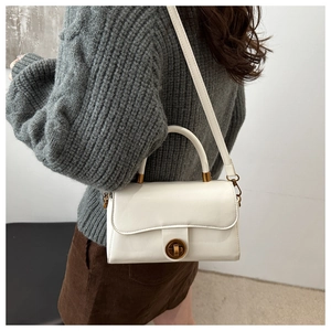 Détail du sac à main blanc en cuir ciré vintage avec fermoir rotatif doré en métal