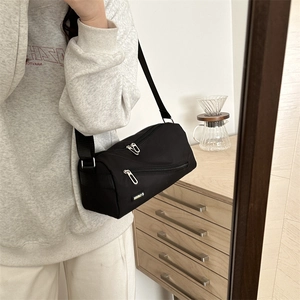 Sac bandoulière cylindrique en nylon noir de grande capacité pour voyage et loisirs