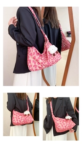 Détails du sac hobo léopard rose avec pendentif agneau et texture du tissu épais