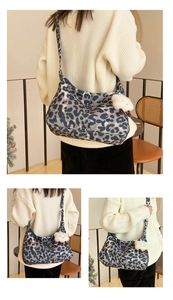Vue détaillée du grand sac hobo léopard avec un adorable pendentif en peluche blanc