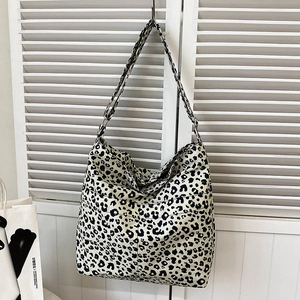 Fashionable Leopard Print Large Capacity Nylon Tote Bag For Women Versatile Street Style Shoulder Bag With Adjustable Strap
