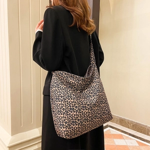 Chic large leopard print tote bag with wide strap for stylish women’s daily commute