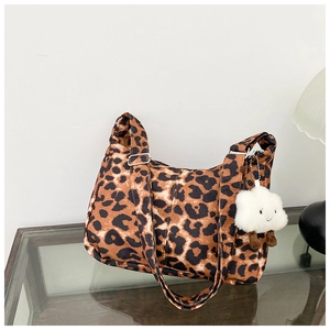 Détail du sac cabas en toile léopard avec bandoulière réglable et breloque nuage en peluche