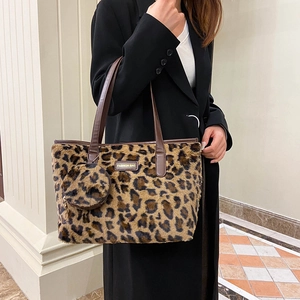 Leopard print faux fur tote bag with matching round pouch for autumn and winter style
