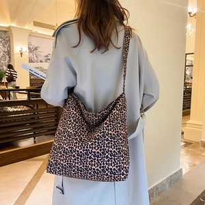 Chic leopard print large capacity tote bag with wide strap in hobo style