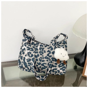 Détail du sac cabas gris à motif léopard avec un joli charme de nuage en peluche blanc