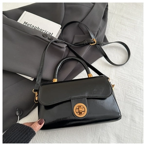 Sac à main vintage en cuir noir ciré avec détail de fermoir rotatif doré en gros plan