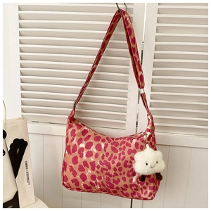Gros plan du sac cabas léopard rose avec un joli pendentif nuage en peluche blanc