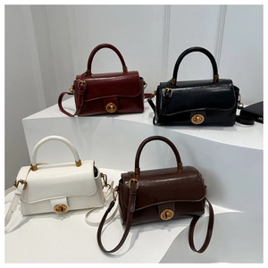 Détail de sacs à main vintage en cuir ciré de quatre couleurs avec fermoir doré tournant