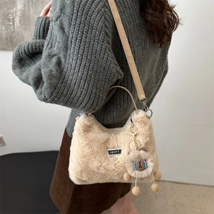 Schicke beige Pelz-Schultertasche mit Goldgriff und süßem Bär-Anhänger für Damen