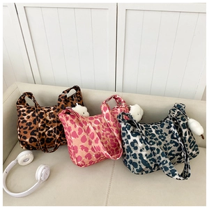 Détails des grands sacs fourre-tout à imprimé léopard en marron, rose et gris avec charms
