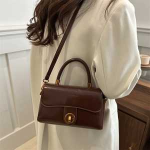 Sac à bandoulière rétro marron foncé avec fermoir doré et bandoulière en cuir femme