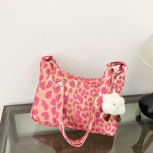 Sac à Épaule Imprimé Léopard Grand Sac Fourre-Tout en Nylon Avec Breloque en Peluche pour Femmes Sac Sous le Bras Mode