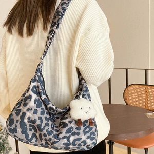 Sac hobo imprimé léopard avec pendentif nuage en peluche et bandoulière large