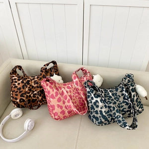 Trois sacs cabas tendance imprimé léopard en marron, rose et bleu avec breloques peluche