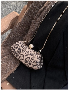 Dettaglio borsa peluche leopardata con catena dorata e chiusura con perla e strass