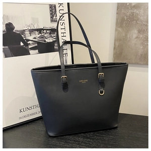 Détail du grand sac cabas en cuir noir mat avec finitions dorées et logo imprimé