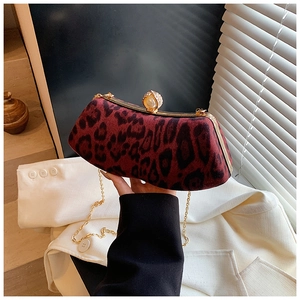 Dettaglio pochette leopardata con catena dorata e chiusura con maxi perla elegante