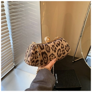 Dettaglio della borsa a tracolla leopardata con chiusura a perla e catena dorata