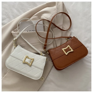 Détail de la couture matelassée et boucle en métal doré sur les sacs bandoulière décontractés