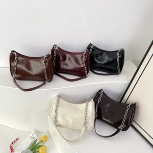 Sac hobo croissant en cinq couleurs avec chaîne argentée et cuir synthétique brillant