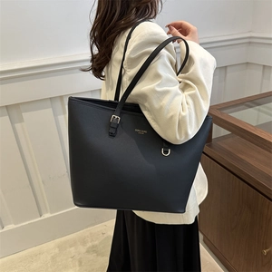 Grand sac cabas noir chic en cuir texturé pour femme avec détails dorés élégants
