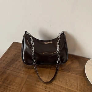 Sac demi-lune minimaliste marron foncé brillant avec chaîne argentée chic