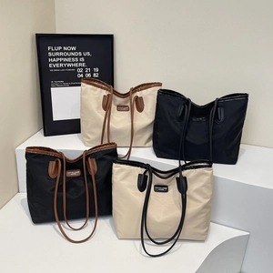 Minimalist canvas tote bags for women in four versatile colors for daily commuting