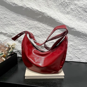 Women Retro Crescent Hobo Bag Glossy PU Leather Large Capacity Shoulder Bag With Adjustable Strap Fashion Crossbody Bag