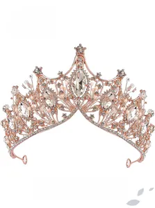 Dettaglio della corona di compleanno in oro rosa con strass trasparenti e perline